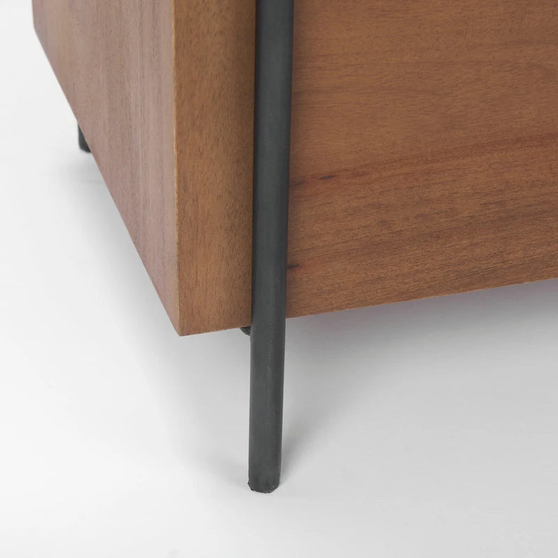 Akzentschrank aus Massivholz mit schwarzem Eisenrahmen und 2 Türen - Mittelbraun