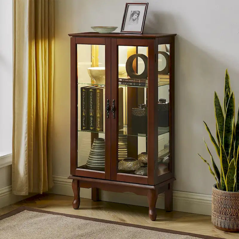 Beleuchtete Vitrine mit verstellbaren Regalböden, verspiegelter Rückwand und Türen aus gehärtetem Glas