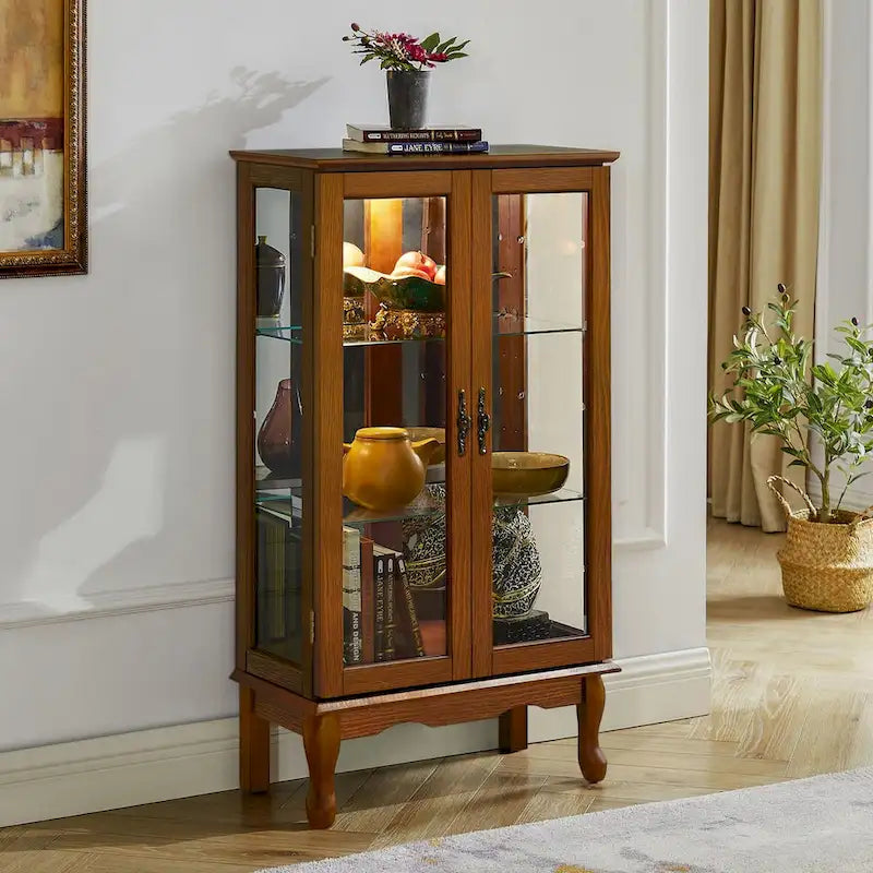 Beleuchtete Vitrine mit verstellbaren Regalböden, verspiegelter Rückwand und Türen aus gehärtetem Glas