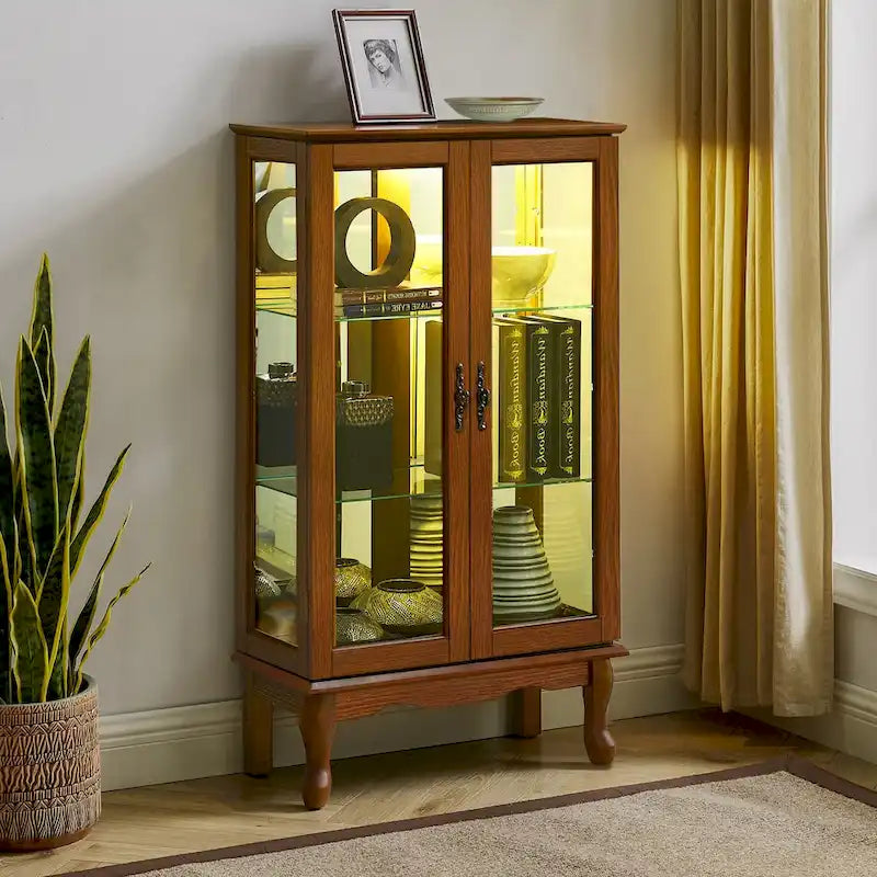 Beleuchtete Vitrine mit verstellbaren Regalböden, verspiegelter Rückwand und Türen aus gehärtetem Glas