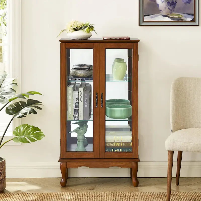 Beleuchtete Vitrine mit verstellbaren Regalböden, verspiegelter Rückwand und Türen aus gehärtetem Glas